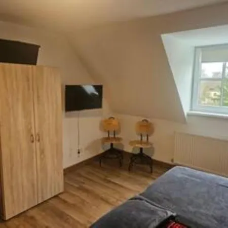 Apartment Schoene Vollausgestattete Monteurs- Gaestewohnung In Der Gartenstadt Und Naehe Geiseltalsee 2208